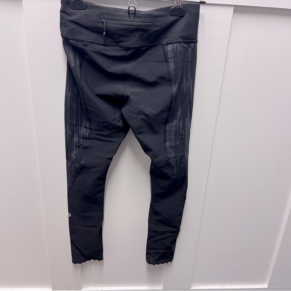⬇️$45 Lululemon black capris leggings size 6